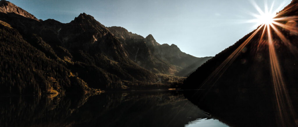 paisaje de lago y  montañas